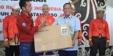 Susuri Sungai Kayan, Bupati Bulungan Bawa Starlink ke Hulu Desa untuk Atasi Blank Spot