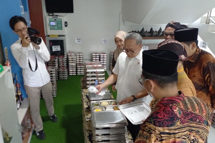 Menko Pangan Zulhas Sebut Penerima MBG di Sekolah Berbasis Agama Masih Minim, Minta untuk Dipercepat