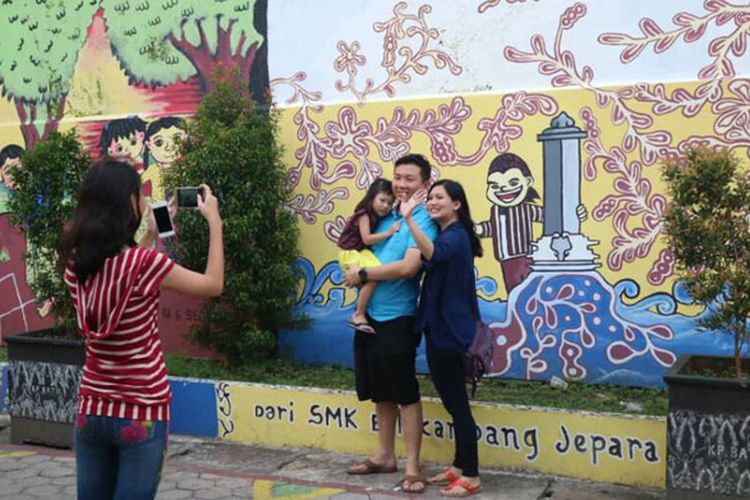 Suasana Kampung Batik Semarang, Desa Bojong, Semarang Timur, Jawa Tengah, kini terlihat lebih rapi dan indah dengan lukisan-lukisan bertemakan batik di berbagai temboknya, Jumat (16/6/2017).