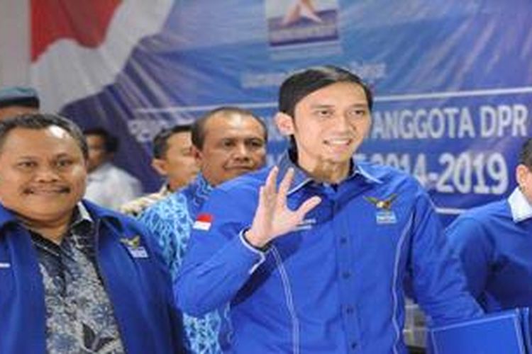 Sekretaris Jenderal Dewan Pimpinan Pusat (DPP) Partai Demokrat Edhie Baskoro Yudhoyono (tengah) bersama jajaran pengurus DPP Partai Demokrat saat memberikan keterangan pers terkait pelaksanaan Kongres Luar Biasa (KLB) di kantor DPP Partai Demokrat, Jakarta, Kamis (21/3/2013). KLB Partai Demokrat akan dilaksanakan pada 30-31 Maret 2013 di Bali.

