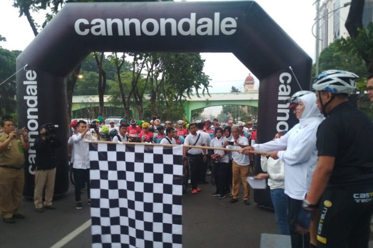 Gubernur Khofifah melepas Gowes Trans Jawa di Titik Nol Surabaya, Senin (4/3/2019)