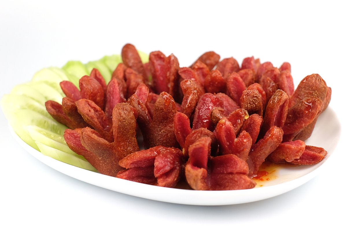 Ilustrasi sosis goreng mekar untuk menu bekal anak-anak. 