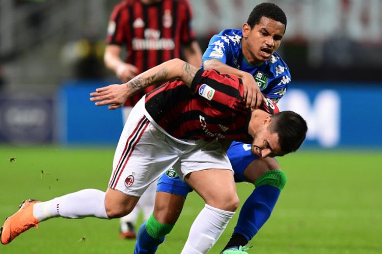 Penyerang AC Milan, Suso (depan), berduel dengan bek Sassuolo, Rogerio, dalam laga lanjutan Liga Italia, Senin (9/4/2018) dini hari WIB di Stadion San Siro, Milan.
