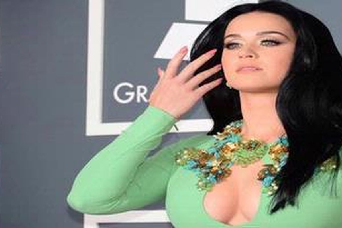 Katy Perry menghadiri acara penghargaan industri musik Gramy Awards 2013, di Staples Center, Los Angelees, California, AS.