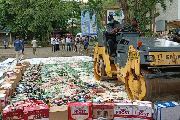Pemusnahan 1.091 botol minuman beralkohol ilegal oleh Satpol PP Kota Depok di Balai Kota Depok, Rabu (28/12/2022). 
