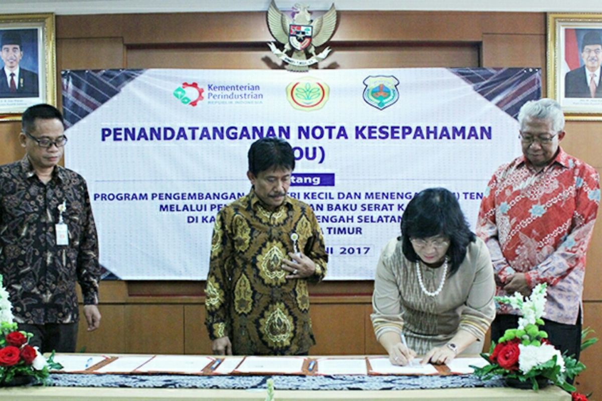 Direktur Jenderal Industri Kecil dan Menengah (IKM) Gati Wibawaningsih menandatangani Penandatanganan Nota Kesepahaman tentang Program Pengembangan IKM Tenun Melalui Penyediaan Bahan Baku Serat Kapas di Kabupaten Timor Tengah Selatan Nusa Tenggara Timur di Kementerian Perindustrian, Jakarta, (13/6/2017).