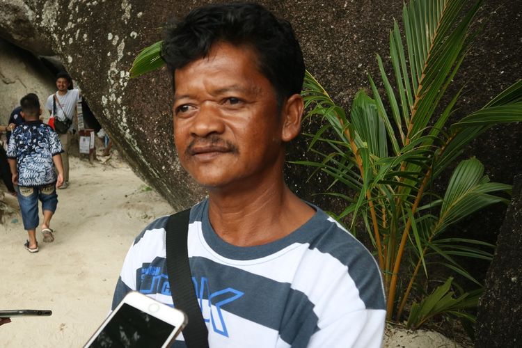 Riduan (49), warga asli Tanjung Tinggi yang membuat dan merapikan pantai agar terlihat semakin indah dan nyaman bagi wisatawan.