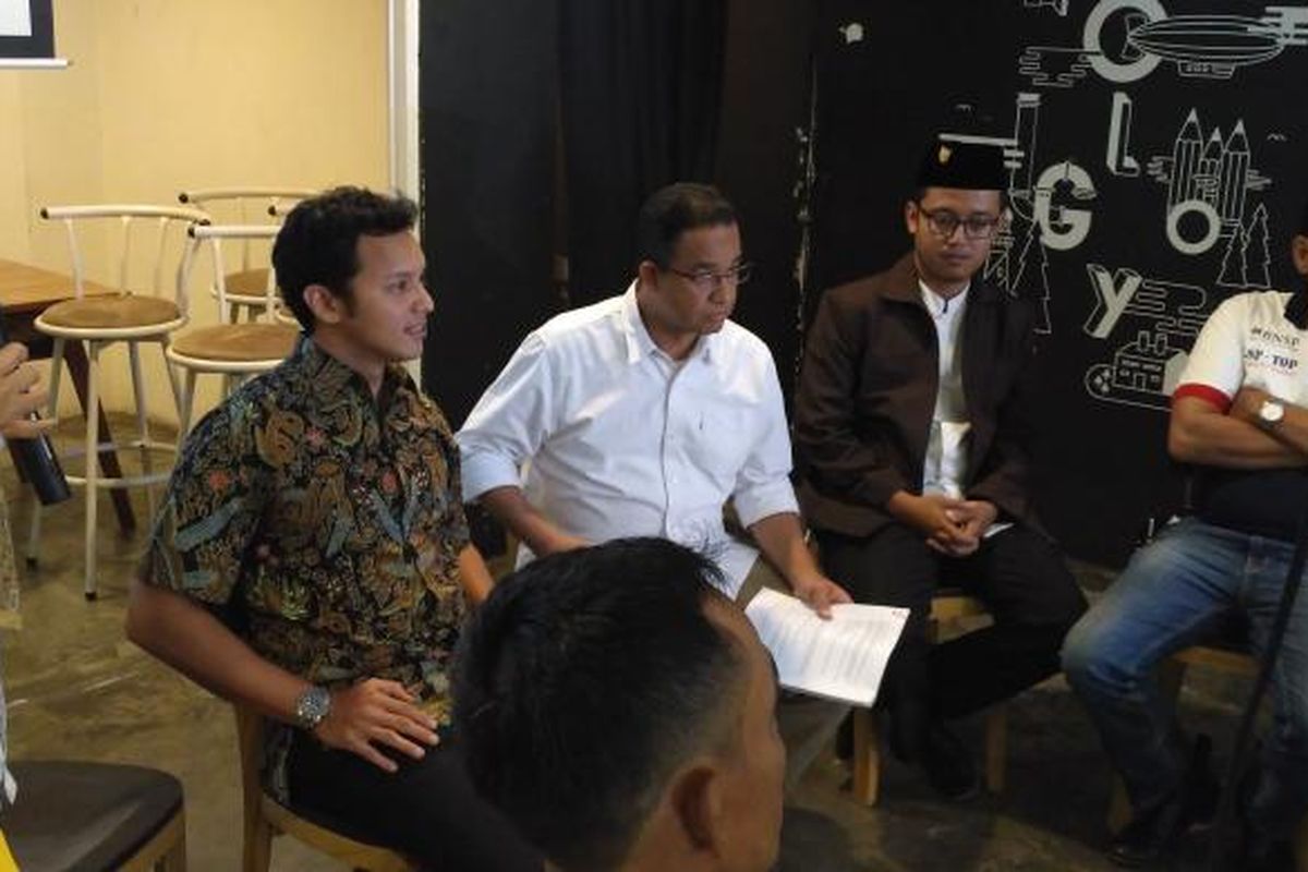 Calon gubernur DKI Jakarta Anies Baswedan diskusi soal transportasi bersama anggota DPR RI Fraksi Gerindra Moreno Soeprapto, Dewan Pakar Transportasi Jakarta Achmad Izul Waro, dan pengemudi Transjakarta teladan Daryono di Jakarta Selatan, Rabu (1/2/2017).