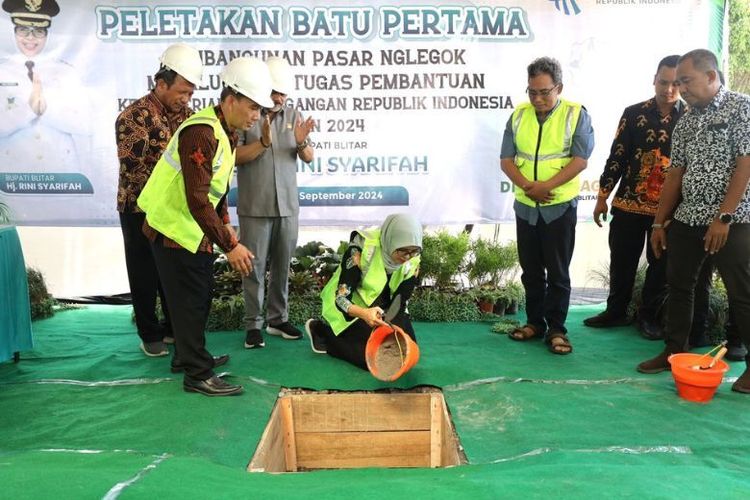 Pemkab Blitar melalui Dinas Perindustrian dan Perdagangan Kabupaten Blitar melakukan revitalisasi pasar dengan konsep memadukan pusat kuliner, kios produk usaha mikro kecil dan menengah (UMKM) ataupun industri kecil menengah (IKM), serta pasar tradisional. 