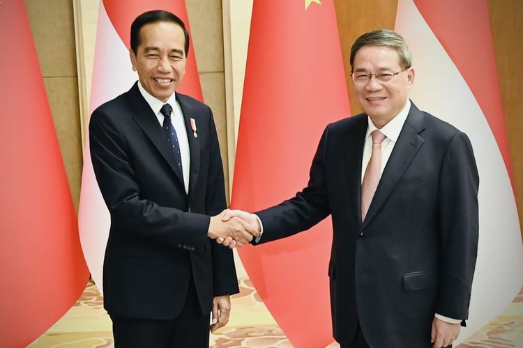 Presiden Joko Widodo saat melakukan pertemuan bilateral dengan Perdana Menteri (PM) China, Li Qiang yang digelar di Diaoyutai State House, Beijing, China, pada Selasa (17/10/2023).