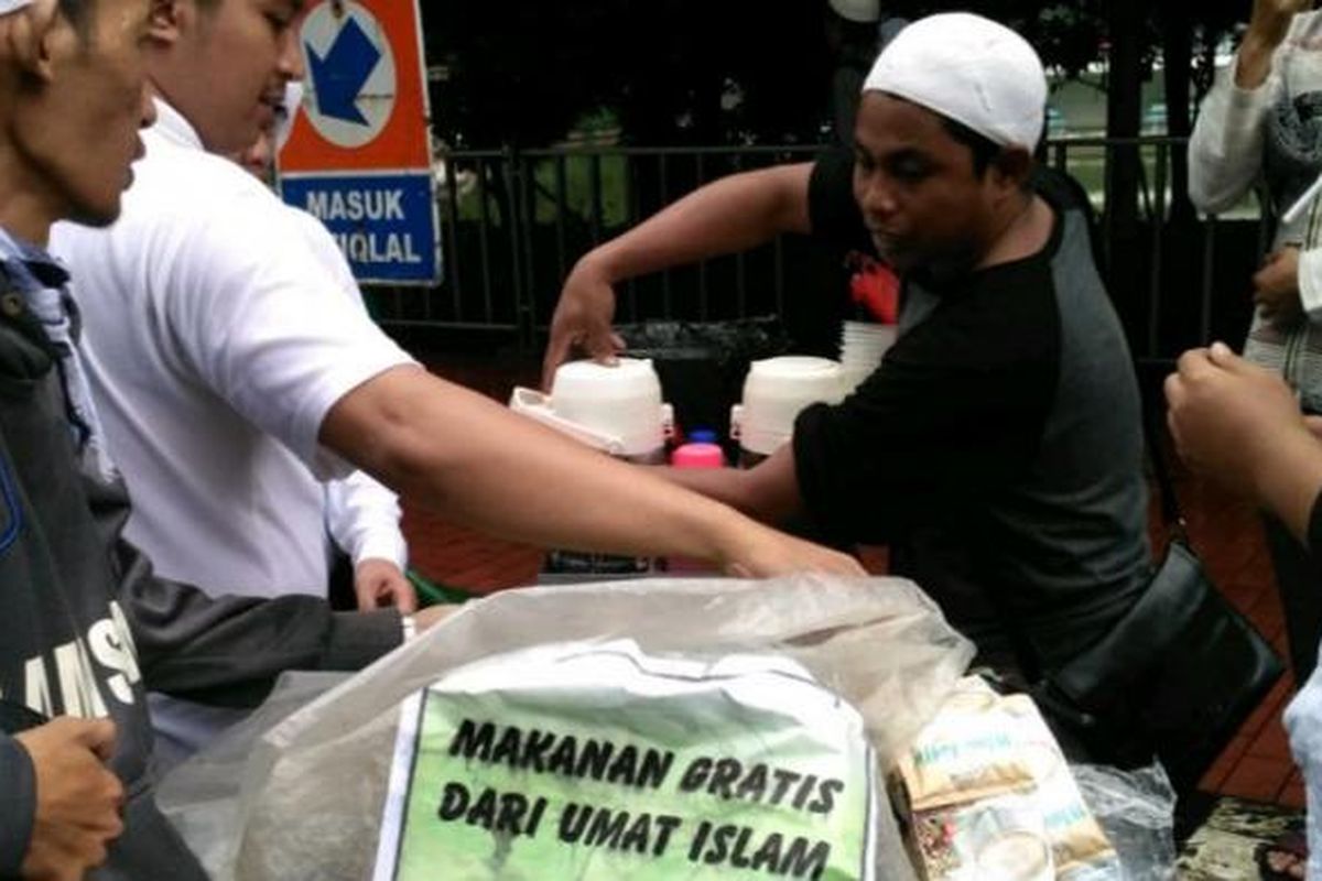 Mathari, pedagang kopi keliling yang dagangannya diborong oleh Peserta aksi 112 di sekitar Masjid Istiqlal, Jakarta, Sabtu (11/2/2017).