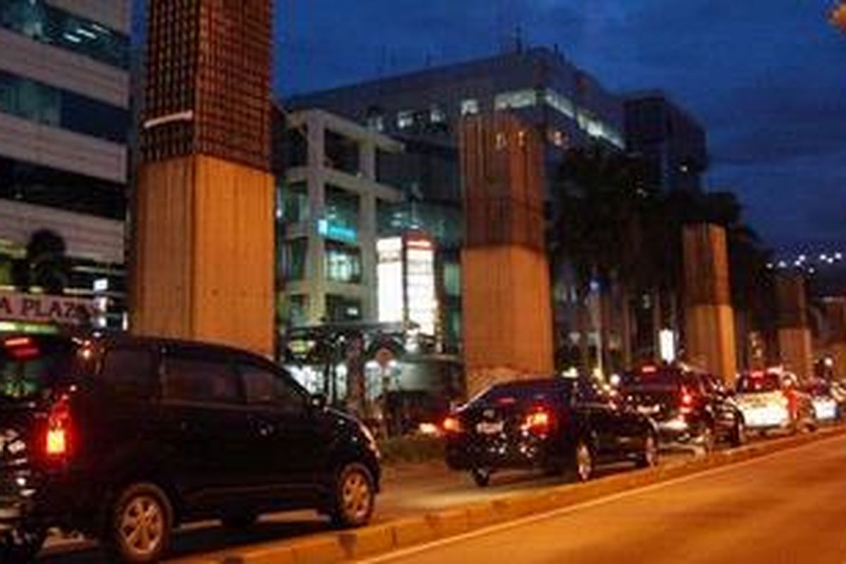 Kendaraan terjebak macet di bawah tiang pancang proyek Kereta Monorel di Jalan HR Rasuna Said, Jakarta Selatan, Senin (18/10/2010). Proyek monorel yang digagas untuk mengatasi kemacetan Jakarta ini, hingga sekarang masih terbengkalai karena terkendala masalah dana. KOMPAS IMAGES/RODERICK ADRIAN MOZES