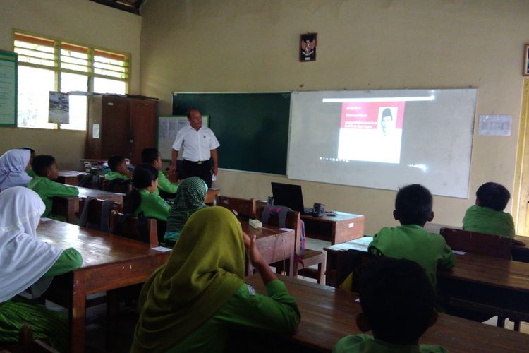 Pelajar SD IV Wonosari, Gunungkidul, belajar mengenai Sejarah Pancasila
