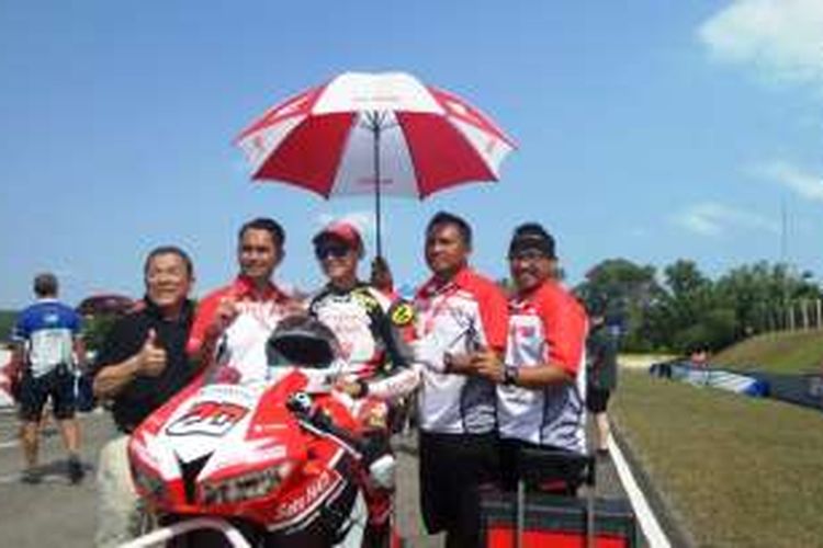 Pebalap Astra Honda Motor, Dimas Ekky Pratama, berpose sebelum melakoni sesi pertama balapan Asia Road Racing Championship, di Sirkuit Johor, Jumat (1/4/2016). 