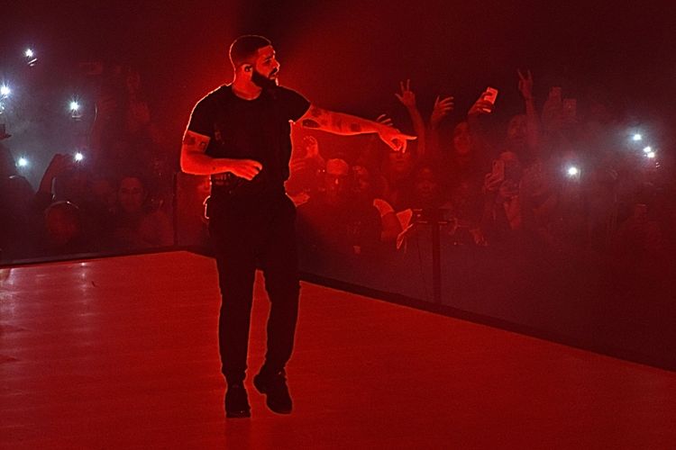 Penyanyi Drake tampil di panggung Madison Square Garden, New York City, pada 25 Agustus 2018. 