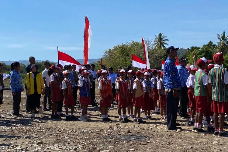 Ragam peserta upacara peringatan hari kemerdekaan ke-78 Republik Indonesia di area Pos Lintas Batas Negara (PLBN) Motaain, Silawan, Belu, Nusa Tenggara Timur (NTT), Kamis (17/8/2023).