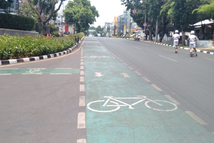 Jalur sepeda di jalan Melawai Raya mengarah ke Plaza Melawai, Kebayoran Baru, Jakarta Selatan, Jumat (20/9/2019)