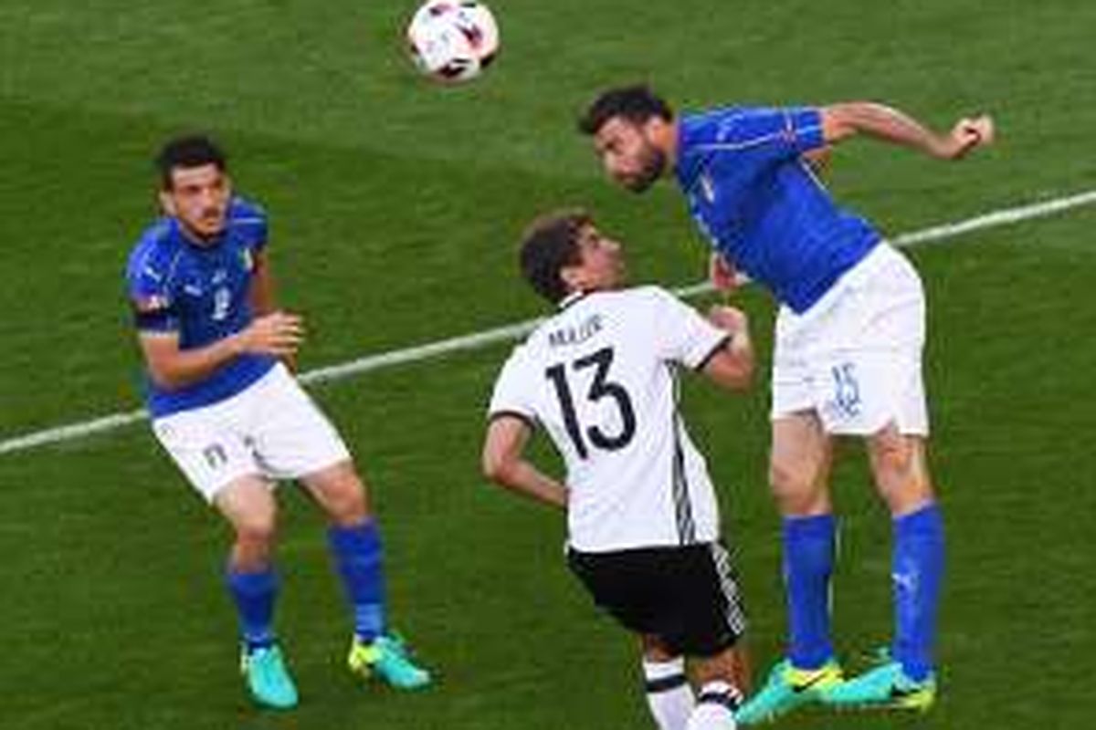 Pemain Jerman, Thomas Mueller (tengah), dikawal oleh dua pemain Italia, Alessandro Florenzi (kiri) dan Andrea Barzagli, dalam laga perempat final Piala Eropa 2016 di Stade Matmut-Atlantique, Bordeaux, Sabtu (2/7/2016) atau Minggu dini hari WIB.