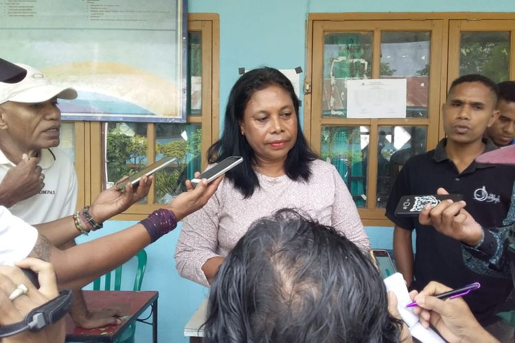 Kepala SMK Bina Maritim memberikan keterangan kepada awak media di halaman sekolah, Rabu (12/6/2019). 