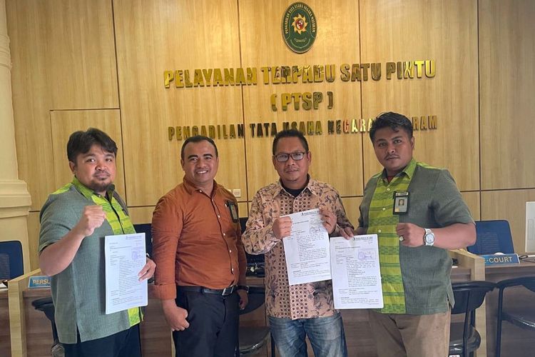 Sejumlah pegawai Pemkab Dompu saat ajukan gugatan ke PTUN Mataram, Sabtu (15/7/2023).