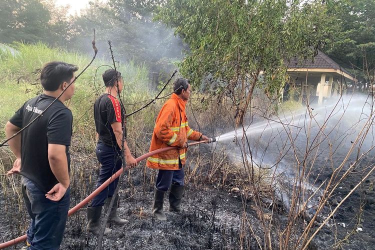Petugas Pemadam Kebakaran Kabupaten Pemalang sedang melakukan pemadaman api di area lahan sirkuit OW Pantai Widuri