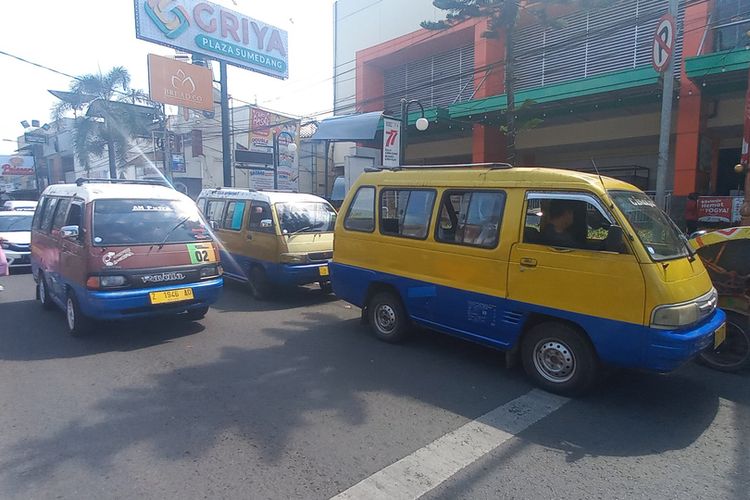 Angkutan kota di Sumedang sudah mulai menaikkan tarif Rp 2.000 pasca-harga BBM naik, Selasa (6/9/2022). 