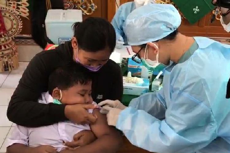 Salah satu anak di SD Widya Shakti Denpasar saat akan menjalani vaksinasi Covid-19, Rabu (15/12/2021). 