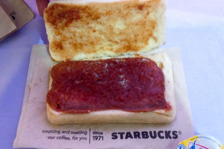 Olesan selai kacang dalam Peanut Butter Panini, menu dalam Grande Morning dari Starbucks Indonesia, Kamis (7/1/2021).