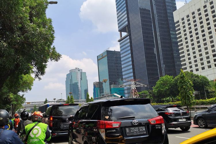 Kemacetan di Jalan Gatot Subroto, Jakarta Selatan, depan Mapolda Metro Jaya, Jumat (17/3/2023), imbas adanya penerapan car free day Polda Metro Jaya.