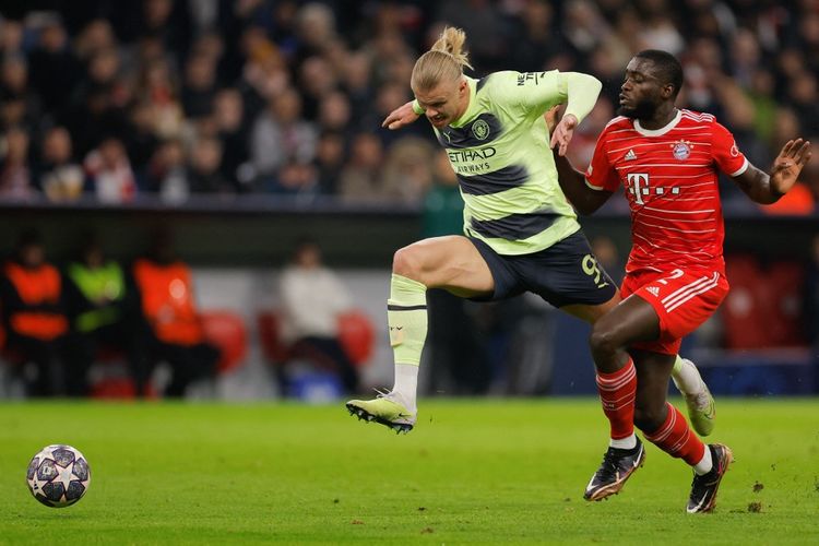 Duel penyerang Manchester City Erling Haaland dengan bek Bayern Muenchen Dayot Upamecano di laga leg kedua babak perempat final Liga Champions Bayern vs Man City di Allianz Arena, Muenchen, pada Kamis (20/4/2023) dini hari WIB.