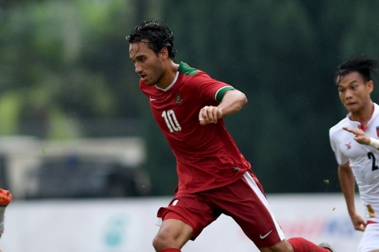 Pesepak bola Timnas U-22 Indonesia Ezra Walian (tengah) menggiring bola melewati dua pesepak bola Timnas U-22 Myanmar Yan Naing Oo (kiri) dan Nan Wai Min (kanan) pada laga perebutan medali perunggu sepak bola SEA Games XXIX di Stadion Majlis Perbandaran Selayang, Kuala Lumpur, Malaysia, Selasa (29/8/2017). Timnas sepak bola U-22 Indonesia menyumbang medali perunggu setelah menang 3-1 atas Myanmar.