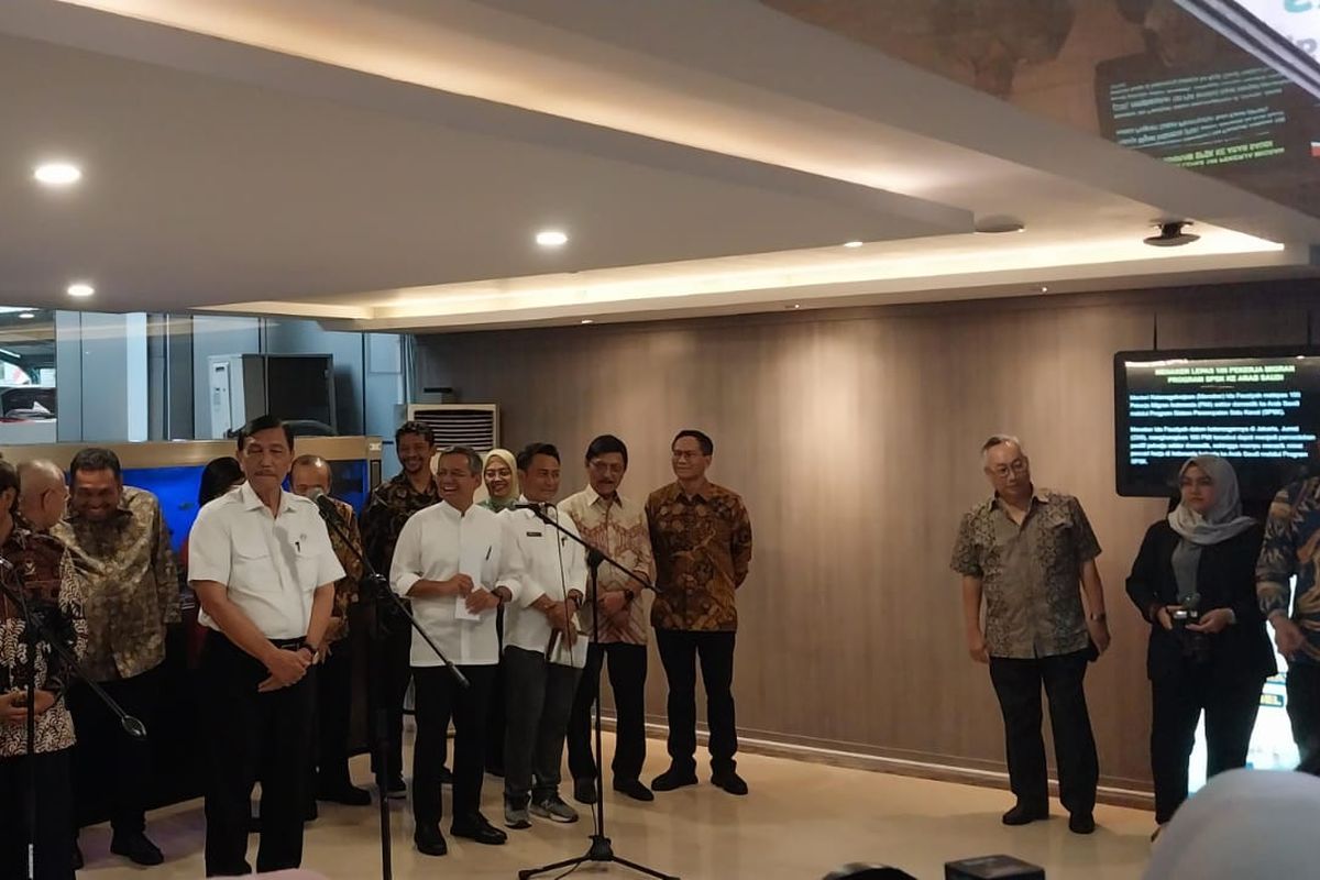 Menko Bidang Kemaritiman dan Investasi Luhut Binsar Pandjaitan memberikan keterangan pers terkait sawit di Kantor Kemenko Marves Jakarta, Jumat (23/6/2023).