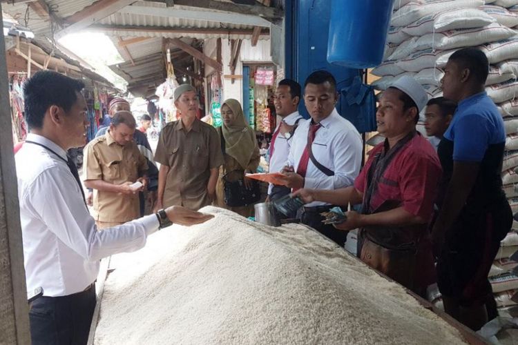 Tim Satuan Tugas Ketahanan Pangan, Kota Lhokseumawe, memeriksa ketersediaan beras dan harga beras di Pasar Pusong, Kota Lhokseumawe, Aceh, Selasa (12/12/2017).