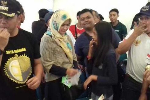 Wali Kota Bogor Asyik Icip-icip di Festival Durian Rancamaya