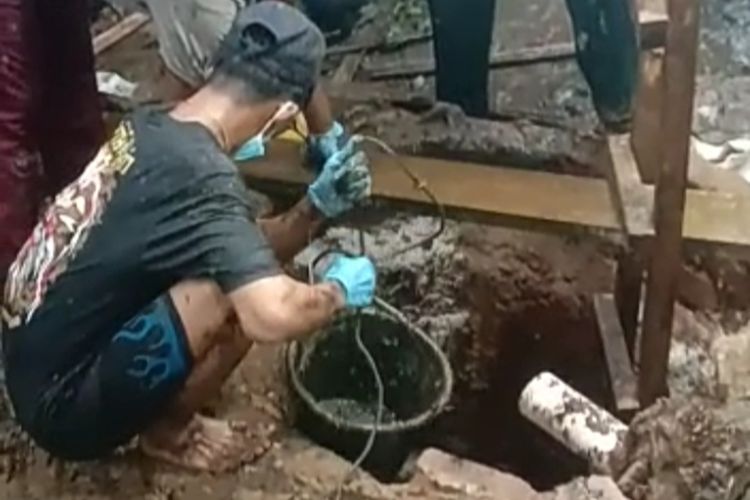 Proses evakuasi jasad satu keluarga di Way Kanan yang dibuang di septic tank, Kamis (6/10/2022) siang.