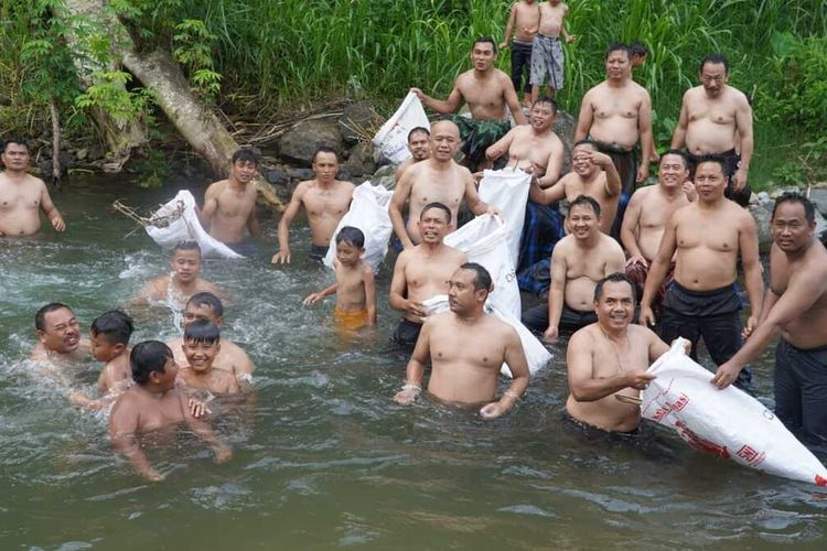 Menjelang Ramadan, Bupati Jepara Dian Kristiandi, sejumlah Pimpinan Parpol dan warga melakukan tradisi Padusan atau mandi di sungai Desa Tempur, Kecamatan Keling, Jepara, Jumat (1/4/2022) sore.