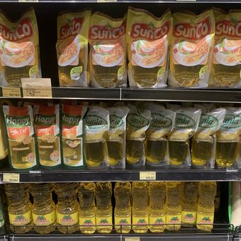 Minyak goreng kemasan premium di retail Pasarina by Ranch Market Sarinah, Jakarta Pusat, Rabu (22/4/2026).