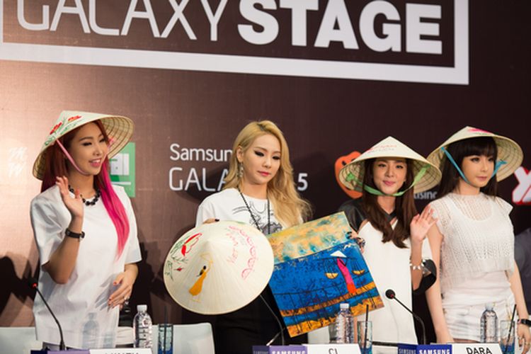 2NE1 ketika menghadiri konferensi pers untuk konser Galaxy Stage di Vietnam (All For Nothing world tour) di Pullman Saigon Center, (9/8/2014).