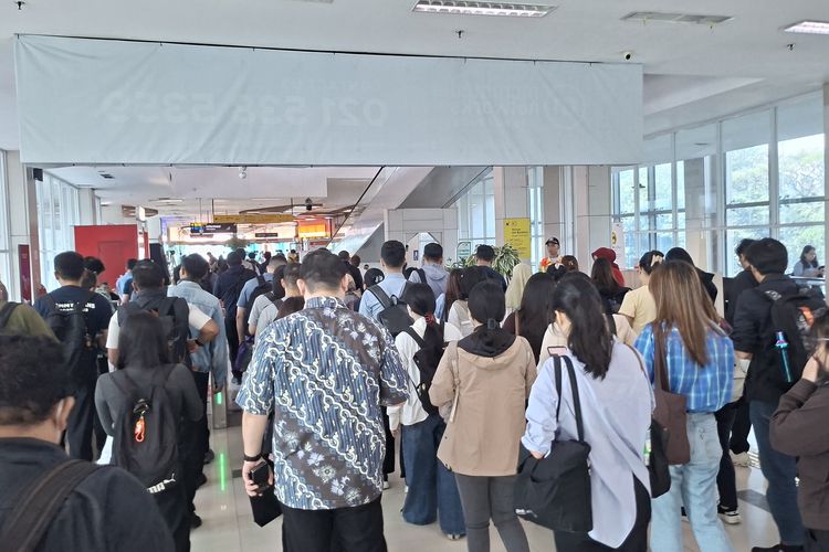 Hari Pertama Stasiun Karet Ditutup, Banyak Penumpang Kebingungan di Stasiun BNI City