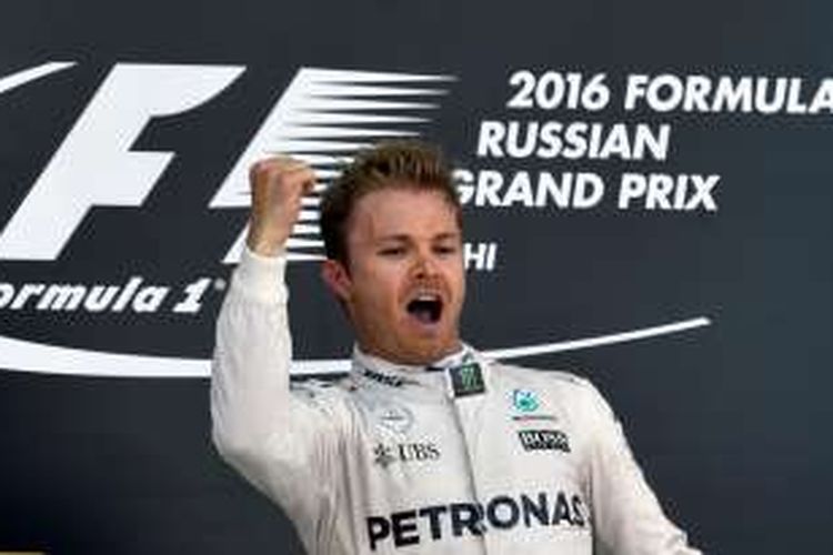 Pebalap Mercedes asal Jerman, Nico Rosberg, merayakan kemenangan di atas podium Sochi Autodrom pada balapan GP Rusia, Minggu (1/5/2016).