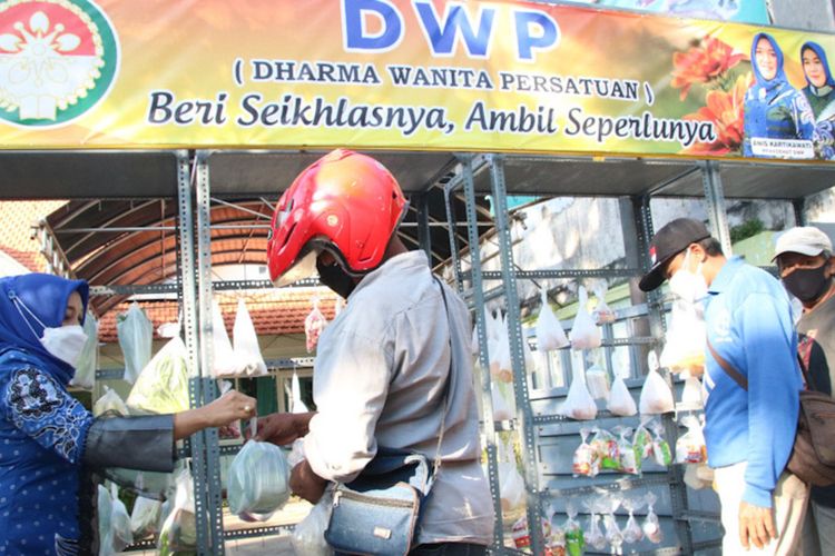 Istri Bupati Lamongan Anis Yuhronur Efendi (kiri), saat memberikan bantuan kepada warga yang membutuhkan akibat pandemi Covid-19.