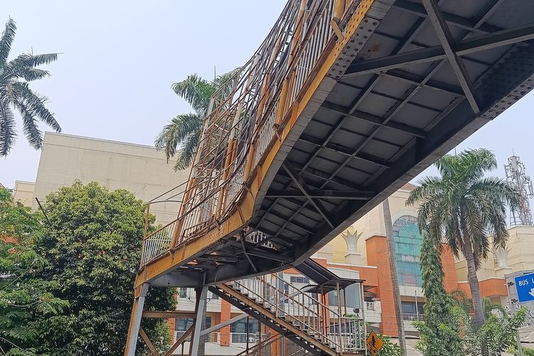 JPO Depan Grand Mall Bekasi Rusak Parah Tersangkut Excavator, Kerugian Capai Rp 750 Juta