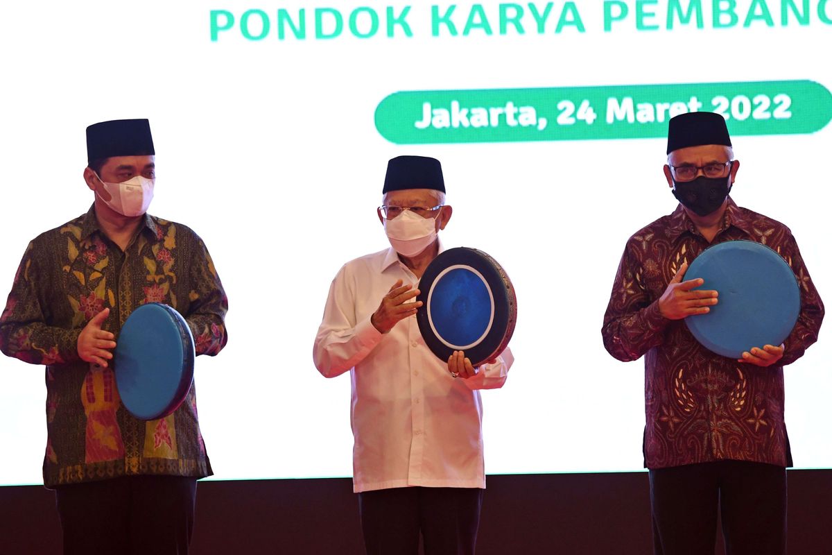 Wakil Presiden Ma'ruf Amin (tengah) bersama Ketua Dewan Komisioner Otoritas Jasa Keuangan (OJK) Wimboh Santoso (kanan) dan Wakil Gubernur DKI Jakarta Ahmad Riza Patria (kiri) memukul rebana saat meresmikan Bank Wakaf Mikro Pondok Karya Pembangunan (BWM PKP) di Pesantren Pondok Karya Pembangunan, Ciracas, Jakarta, Kamis (24/3/2022). OJK mendukung perluasan dan pengembangan Bank Wakaf Mikro sebagai bentuk penyediaan akses keuangan dan pemberian pendampingan kepada para pelaku UMKM, khususnya yang berada di lingkungan pondok pesantren.