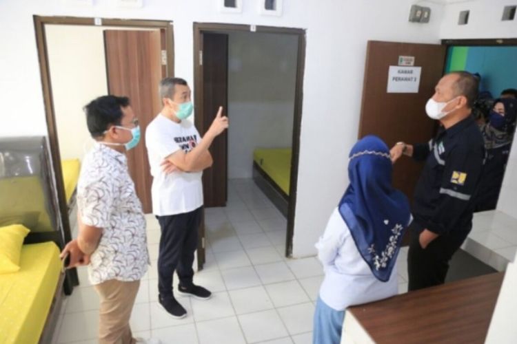 Gubernur Riau Syamsuar saat meninjau gedung asrama haji Provinsi Riau di Jalan Mekar Sari, Pekanbaru, Riau. Dok Pemprov Riau.