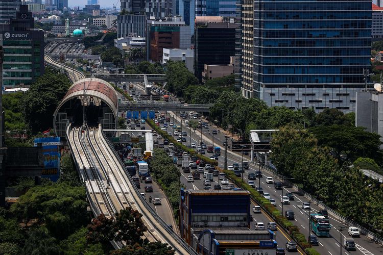 Suasana bangunan Marketing Office MTH 27 Office Suite, salah satu proyek Adhi Commuter Properti (ADCP) yang berfungsi sebagai gedung perkantoran di Jakarta, Senin, (24/1/2021). MTH 27 Office Suites merupakan salah satu proyek LRT City yang dikembangkan oleh PT Adhi Commuter Properti yang ada di jalur LRT Jabodebek, serta dirancang dengan mengusung konsep green building serta post pandemic design sehingga hemat energi, memiliki sirkulasi udara yang baik, dan banyak area terbuka (open space).