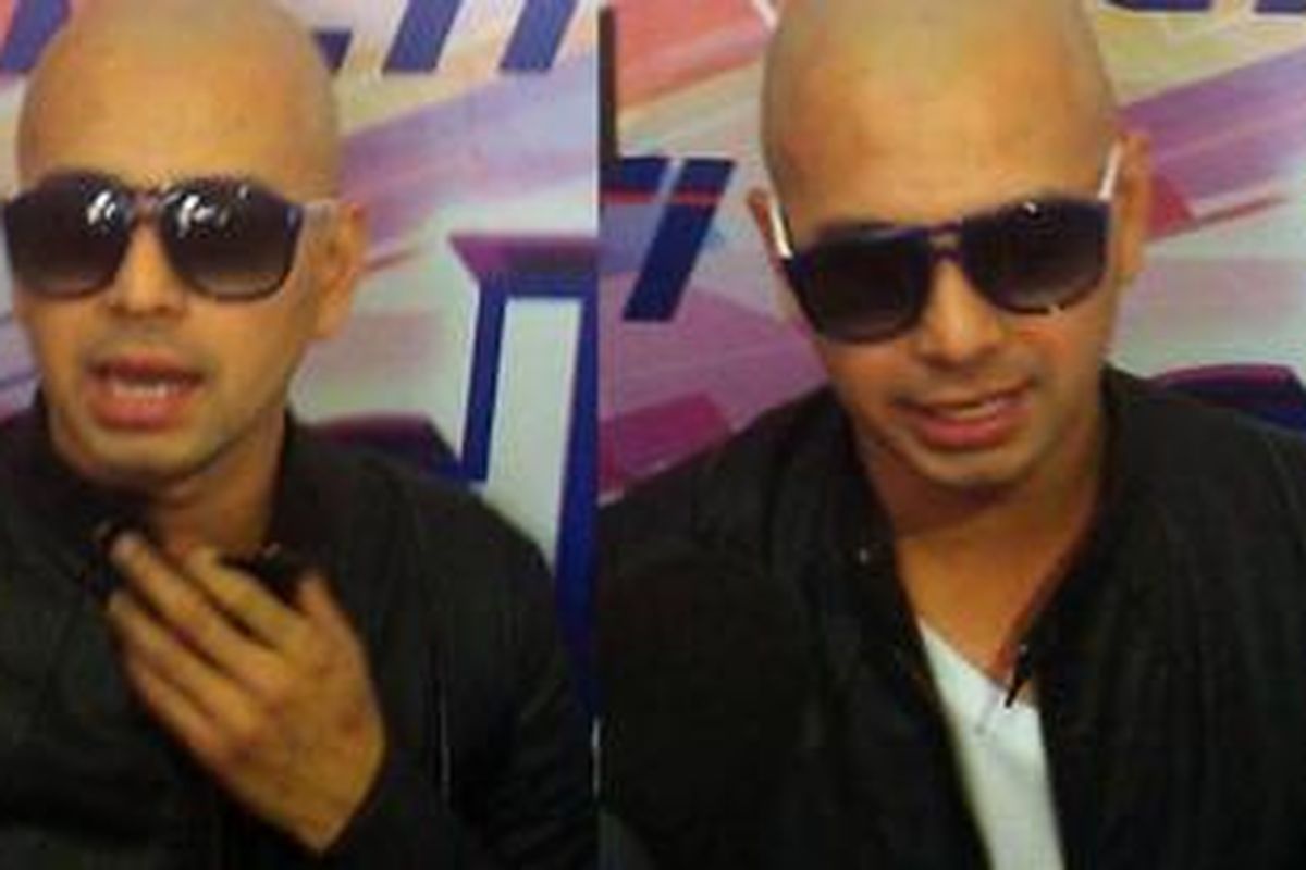 Presenter Raffi Ahmad dengan penampilan kepalanya yang pelontos saat ditemui di kawasan Kebon Jeruk, Jakarta Barat, Minggu, (8/2/2015). 