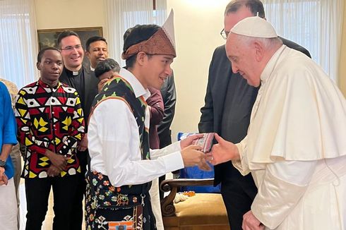 Mahasiswa Asal NTT di Roma Hadiahkan Songkok Songke Manggarai kepada Paus Fransiskus