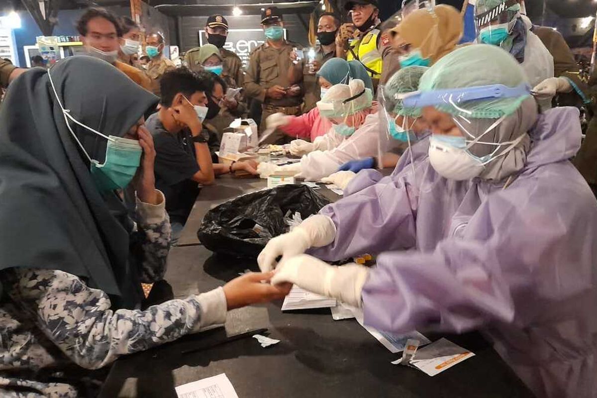 Tim Satgas Covid-19 Kota Pontianak, Kalimantan Barat (Kalbar) kembali menggelar penertiban dalam menegakkan disiplin protokol kesehatan. Kali ini menyasar warung kopi dan kafe yang berada di Jalan Reformasi Pontianak. Kepala Dinas Kesehatan Kota Pontianak, Sidiq Handanu menerangkan, dari hasil penyisiran di salah satu kafe, 80 persen pengunjung kafe sebagian besar warga dari luar Pontianak. Mereka adalah mahasiswa dari daerah yang mengenyam pendidikan di kota ini.