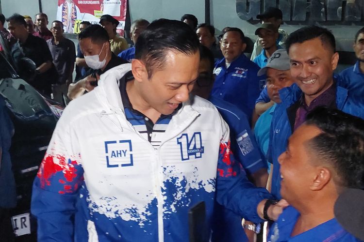 Ketua Umum (Ketum) Partai Demokrat Agus Harimurti Yudhoyono (AHY) mengunjungi warga di Kawasan Condet, Jakarta Timur, Selasa (28/11/2023).