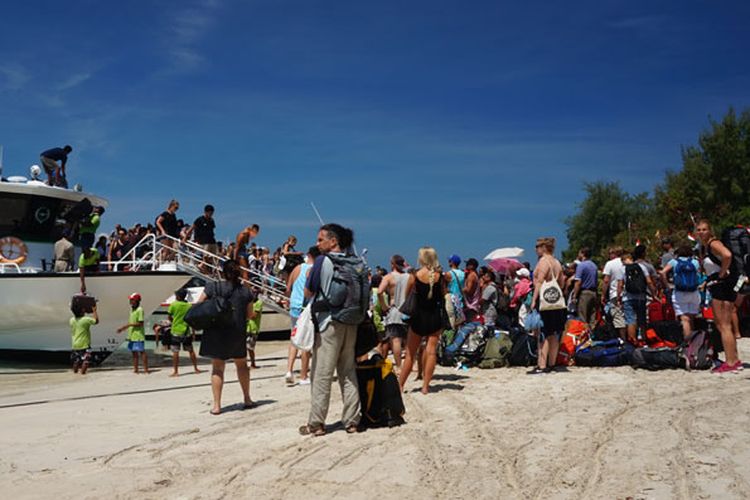 Turis mancanegara di Gili Trawangan, Lombok, Nusa Tenggara Barat, memenuhi pantai bersiap-siap menaiki kapal cepat menuju Bali, Jumat (25/8/2016). 